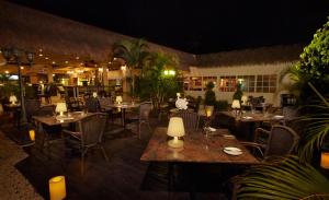 Restaurace v ubytování Manchebo Beach Resort and Spa