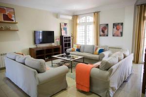 Televízia a/alebo spoločenská miestnosť v ubytovaní Villa española, Casa del Nene