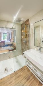 Kylpyhuone majoituspaikassa Le Confidentiel Hôtel & SPA