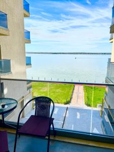 balcone con vista sull'acqua di Kitty Studio Sunset Lake a Mamaia