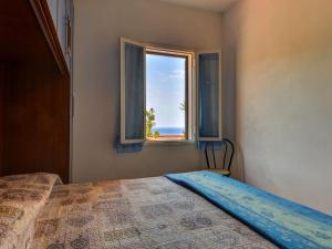 una camera con letto e finestra di Apartment La Paradisa-2 by Interhome a Nisporto