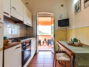 A kitchen or kitchenette at Apartment La Paradisa-1 by Interhome