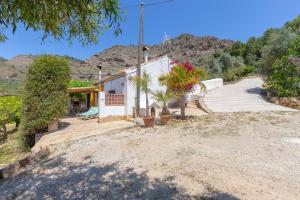 a house on a hill with mountains in the background at Casa Altavista in Alora