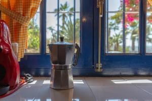 a blender sitting on top of a kitchen counter at Casa Altavista in Alora
