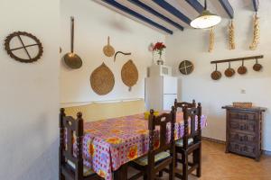 a kitchen with a table and chairs and a refrigerator at Casa Altavista in Alora