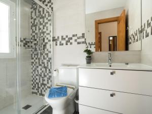 Kylpyhuone majoituspaikassa Holiday Home Villas de Madrid by Interhome