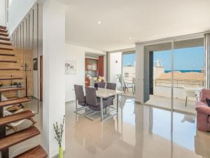 comedor y sala de estar con mesa y sillas en Apartment Misefo - PIC275 by Interhome, en Son Serra de Marina