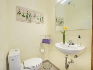 Ein Badezimmer in der Unterkunft Apartment Misefo by Interhome