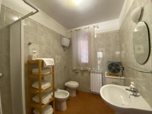 アグローポリにあるAppartamenti Sole Mare Agropoliのバスルーム(洗面台、トイレ、鏡付)