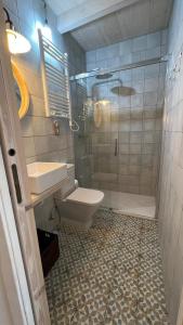 Noriega的住宿－Casa CARMUCHI，浴室配有卫生间、盥洗盆和淋浴。