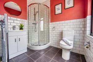 a bathroom with a shower and a toilet and a sink at Close to A46 City Centre Sleeps 6, 5 Beds Ensuite FREE Wi-Fi Queens House Inspire Homes in Parkside