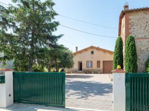un cancello verde di fronte a una casa di Holiday Home La Vigneronne by Interhome a Fourques
