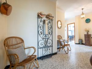 - un salon avec des fauteuils à bascule et un miroir dans l'établissement Holiday Home La Vigneronne by Interhome, à Fourques