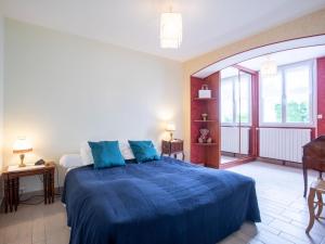 メルヴィル・フランスヴィル・プラージュにあるHoliday Home Villa Hélios by Interhomeのベッドルーム1室(青いベッド1台付)
