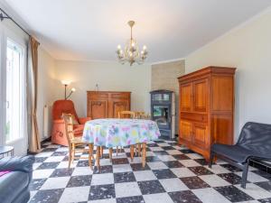 comedor con mesa y suelo a cuadros en Holiday Home Villa Hélios by Interhome, en Merville-Franceville-Plage