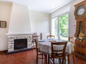 Un comedor con mesa y chimenea. en Holiday Home Villa Hélios by Interhome, en Merville-Franceville-Plage 17 fotos más