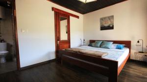 a bedroom with a bed and a bathroom with a sink at Country House Dajkovic in Dupilo