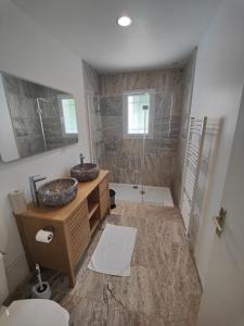a bathroom with two sinks and a bath tub at Anibou, La Maison de Famille 2mn du ZooParc de Beauval in Seigy