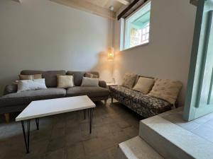 Noriega的住宿－Casa CARMUCHI，客厅配有沙发和桌子