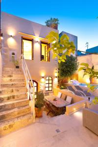 Posedenie v ubytovaní Byblos villa walking distance to Everything w/Heated Pool & BBQ