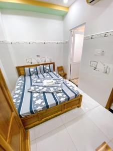 um quarto com uma cama num quarto em Hotel thanh vinh em Ho Chi Minh