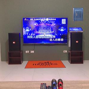 a room with a tv with a video game on it at 暑期平日優惠價 宜蘭民宿包棟 蘭田會館 歡唱 電動麻將 燒烤 switch in Yuanshan