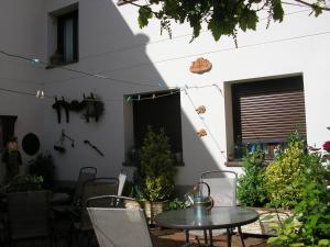 Un patio con mesa y sillas y un edificio. en Casa de La Paca, en Coca