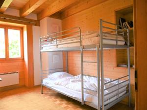 オヴロナにあるChalet Le Chamois Vert by Interhomeのキャビン内の二段ベッド2台が備わる客室です。