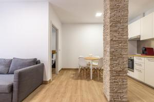 A kitchen or kitchenette at FUN BUILDING APARTMENTS by HOMEABOUT