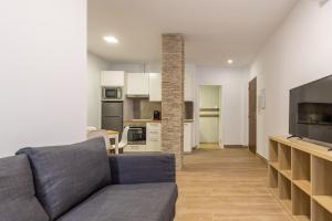 A kitchen or kitchenette at FUN BUILDING APARTMENTS by HOMEABOUT