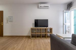 A television and/or entertainment centre at FUN BUILDING APARTMENTS by HOMEABOUT