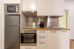 A kitchen or kitchenette at FUN BUILDING APARTMENTS by HOMEABOUT