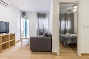A television and/or entertainment centre at FUN BUILDING APARTMENTS by HOMEABOUT