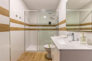A bathroom at FUN BUILDING APARTMENTS by HOMEABOUT