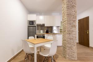 A kitchen or kitchenette at FUN BUILDING APARTMENTS by HOMEABOUT