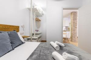 A bed or beds in a room at FUN BUILDING APARTMENTS by HOMEABOUT