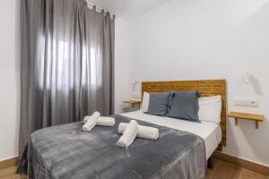 A bed or beds in a room at FUN BUILDING APARTMENTS by HOMEABOUT