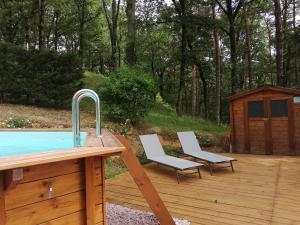 Swimmingpoolen hos eller tæt på la fenass