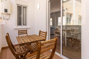 a room with a table and chairs and a dining room at HOMEABOUT LA MERCED Apartments in Málaga