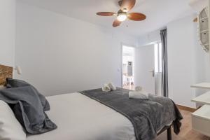 A bed or beds in a room at FUN BUILDING APARTMENTS by HOMEABOUT