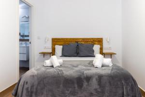 A bed or beds in a room at FUN BUILDING APARTMENTS by HOMEABOUT