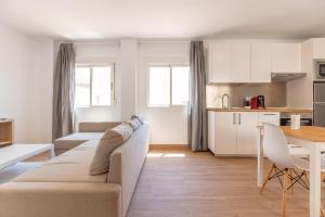 A kitchen or kitchenette at FUN BUILDING APARTMENTS by HOMEABOUT