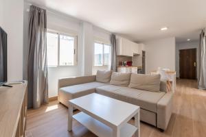 A seating area at FUN BUILDING APARTMENTS by HOMEABOUT