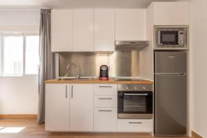A kitchen or kitchenette at FUN BUILDING APARTMENTS by HOMEABOUT