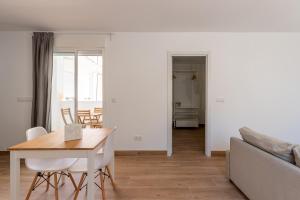 A seating area at FUN BUILDING APARTMENTS by HOMEABOUT