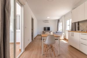 A kitchen or kitchenette at FUN BUILDING APARTMENTS by HOMEABOUT