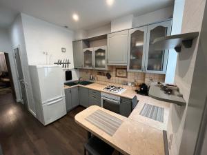 Dapur atau dapur kecil di Kingsize bed SELF CHECK IN & Smart tv and FREE Parking