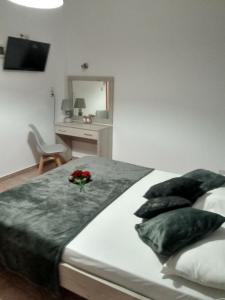 Un pat sau paturi într-o cameră la Avra Rooms