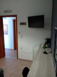 Televízia a/alebo spoločenská miestnosť v ubytovaní Avra Rooms