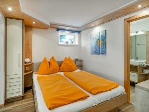 マイスホーフェンにあるStudio Rupertus-5 by Interhomeのベッドルーム1室(オレンジ色の枕が付いたベッド1台付)